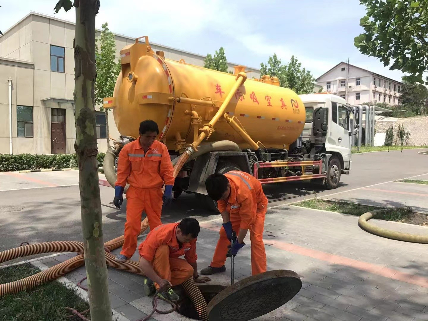 双湖管道疏通车停在窨井附近