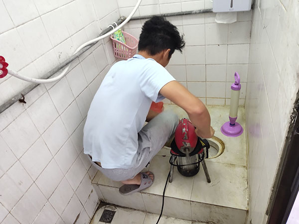 双湖管道堵塞冒臭气 专业师傅现场解决问题