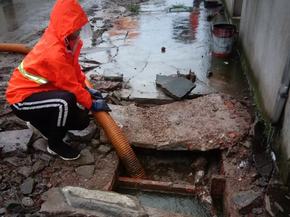 双湖专业清理污水池 炜誉市政以规范流程守护城市 “肠道”