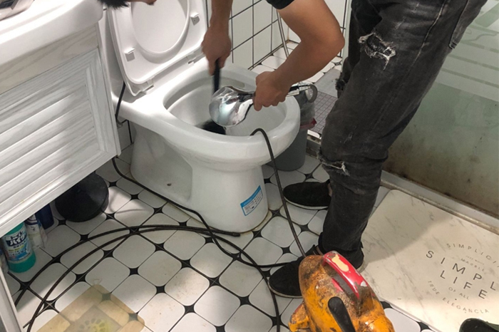 双湖马桶堵塞自己疏通还是找师傅?专业上门服务让你省时更省心