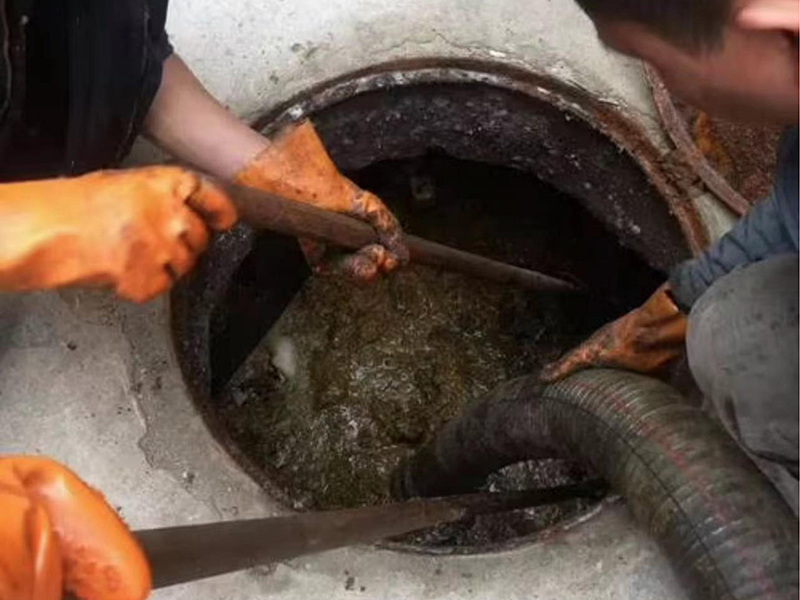 双湖清理化粪池时如何避免沼气的危害?